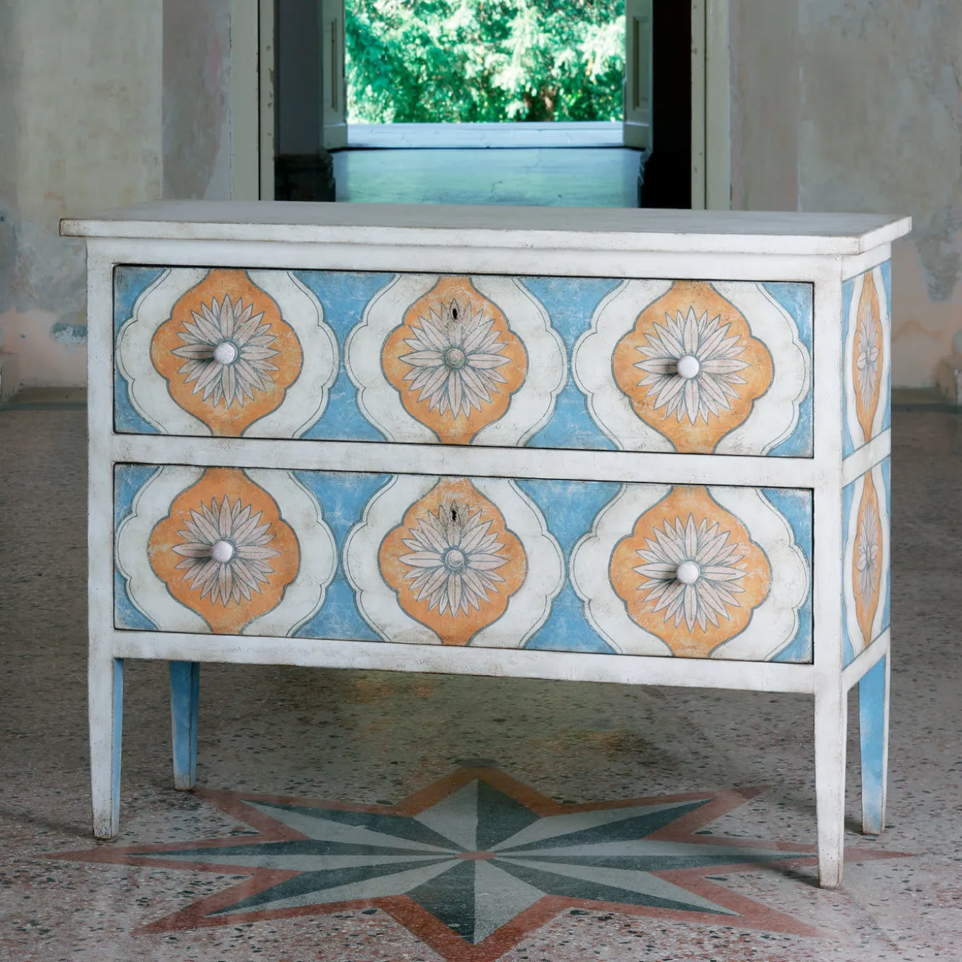 Comò Barberini in legno decorato