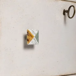 Comodino Lombardia con elementi in marmo