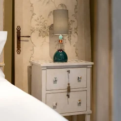 Comodino Lombardia con elementi in marmo