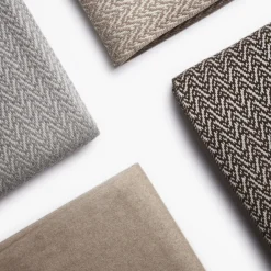 Coperta beige con frange in cashmere e seta