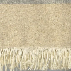 Coperta Hela con frange grigio chiaro e beige