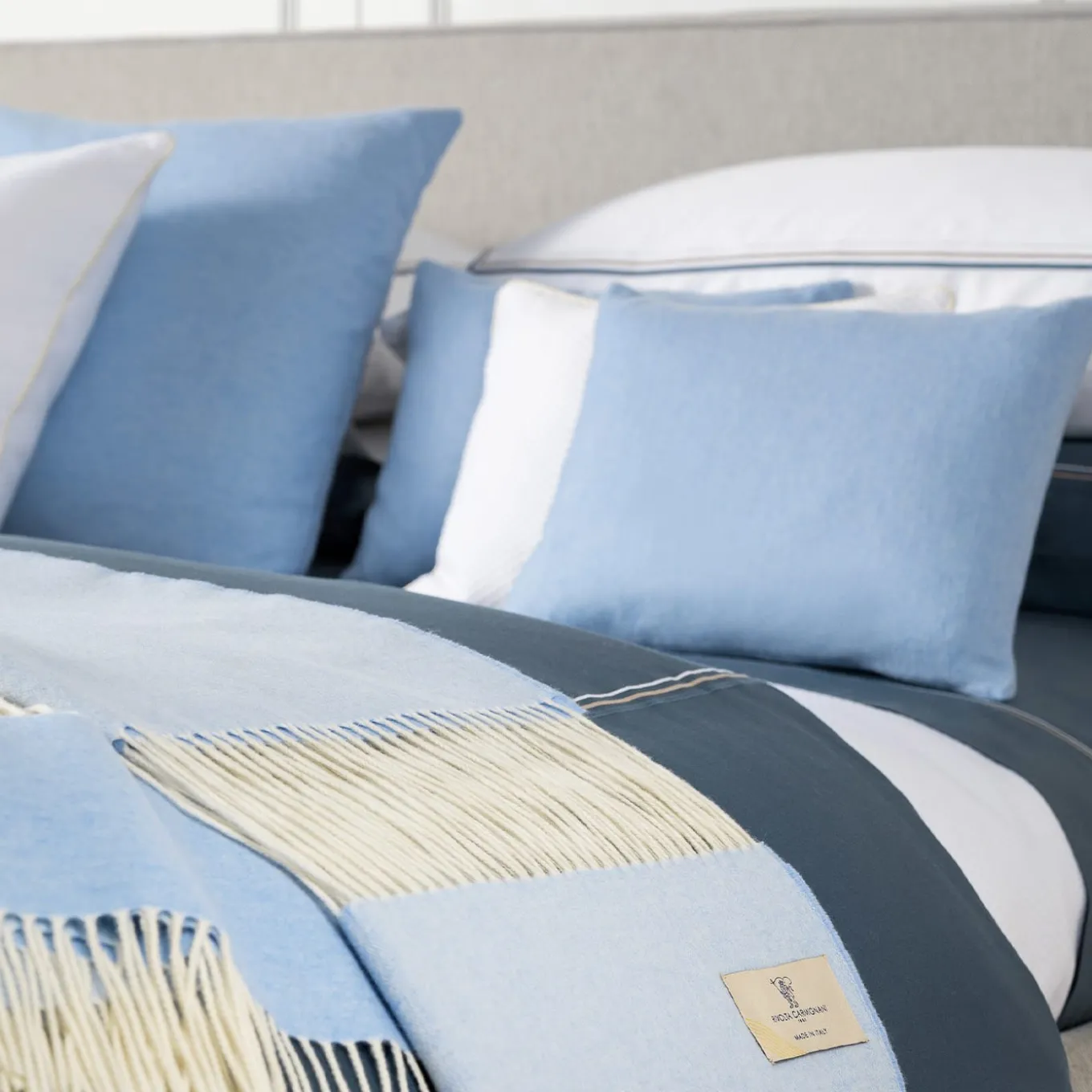 Coperta piccola azzurra con frange Defilé