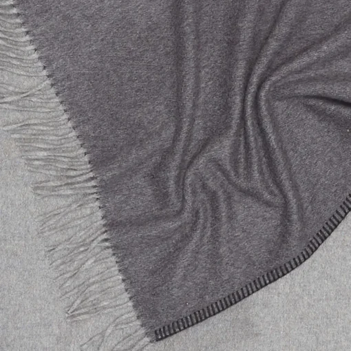 Coperta piccola Melrose con frange grigie
