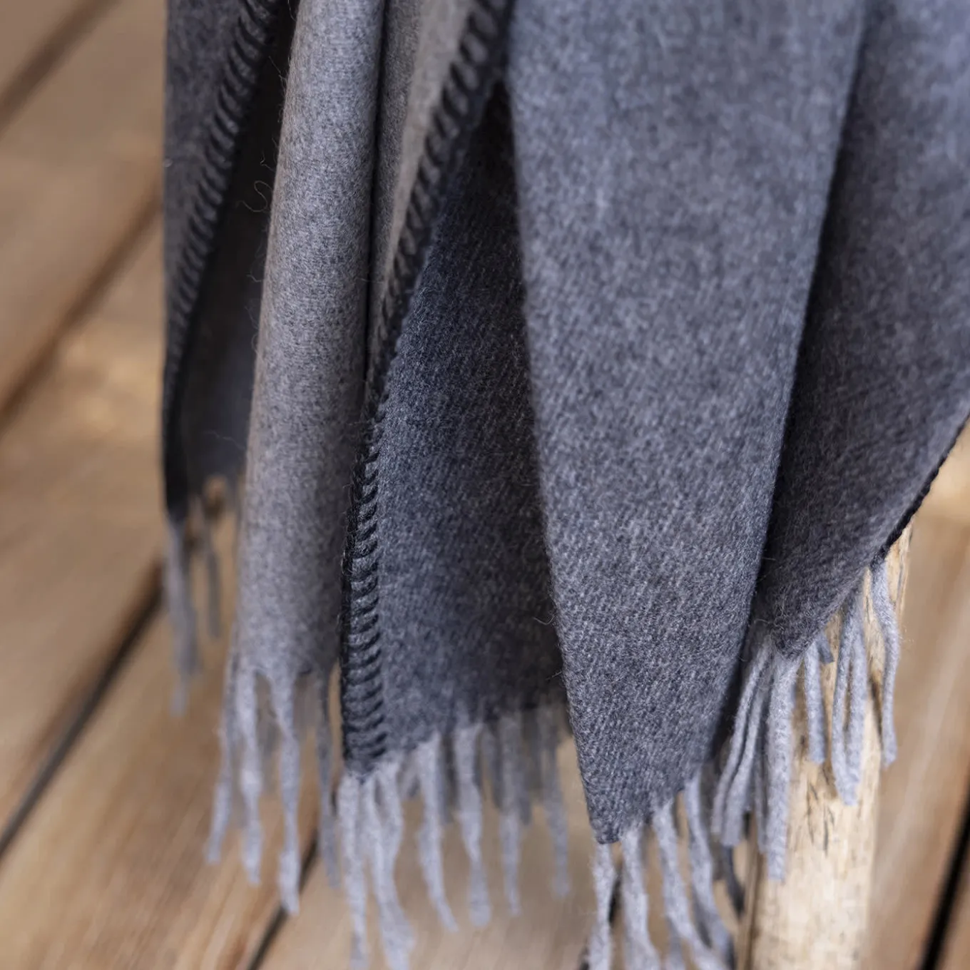 Coperta piccola Melrose con frange grigie