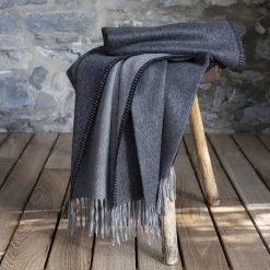 Coperta piccola Melrose con frange grigie