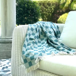 Coperta verde con frange a scacchiera