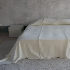 Copriletto in lino pesante crema con profili