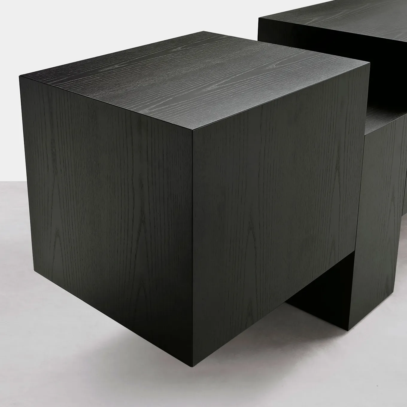 Credenza Dolmen in frassino nero di Dainelli Studio