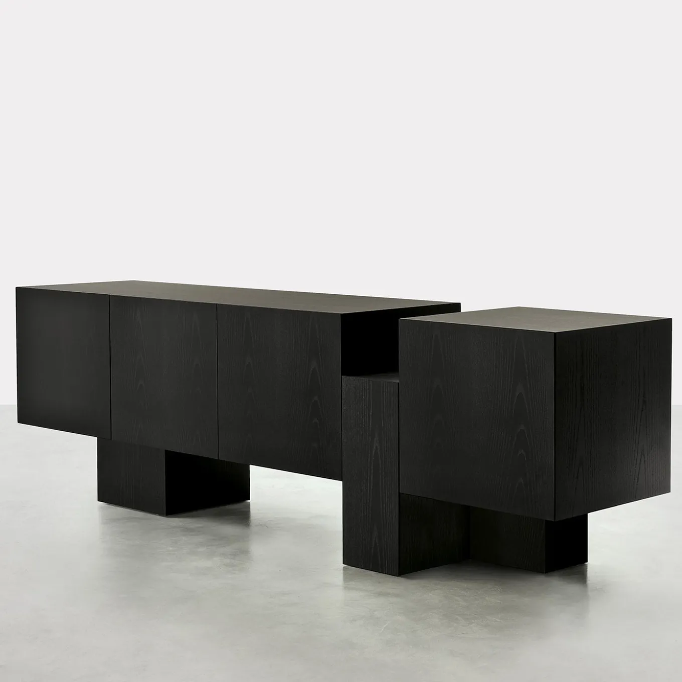 Credenza Dolmen in frassino nero di Dainelli Studio