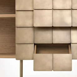 Credenza in ottone Yoroi di Alessandro Masturzo