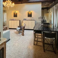 Credenza Ms. Chang in Rovere Scuro e Pelle-Pergamena