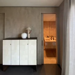 Credenza Ms. Chang in Rovere Scuro e Pelle-Pergamena