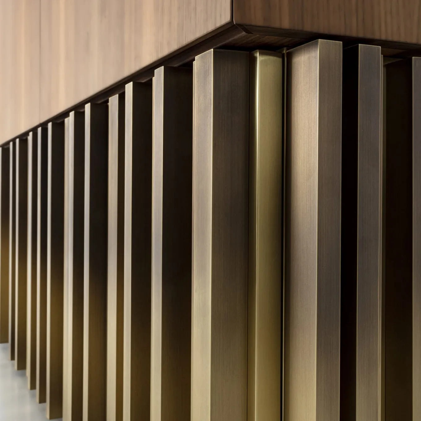Credenza vintage Mirage con scultura in ottone fatta a mano
