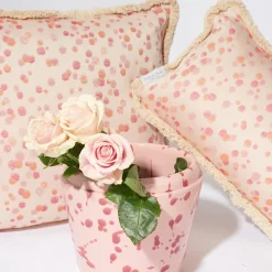 Cuscino grande con frange di rosa e corallo