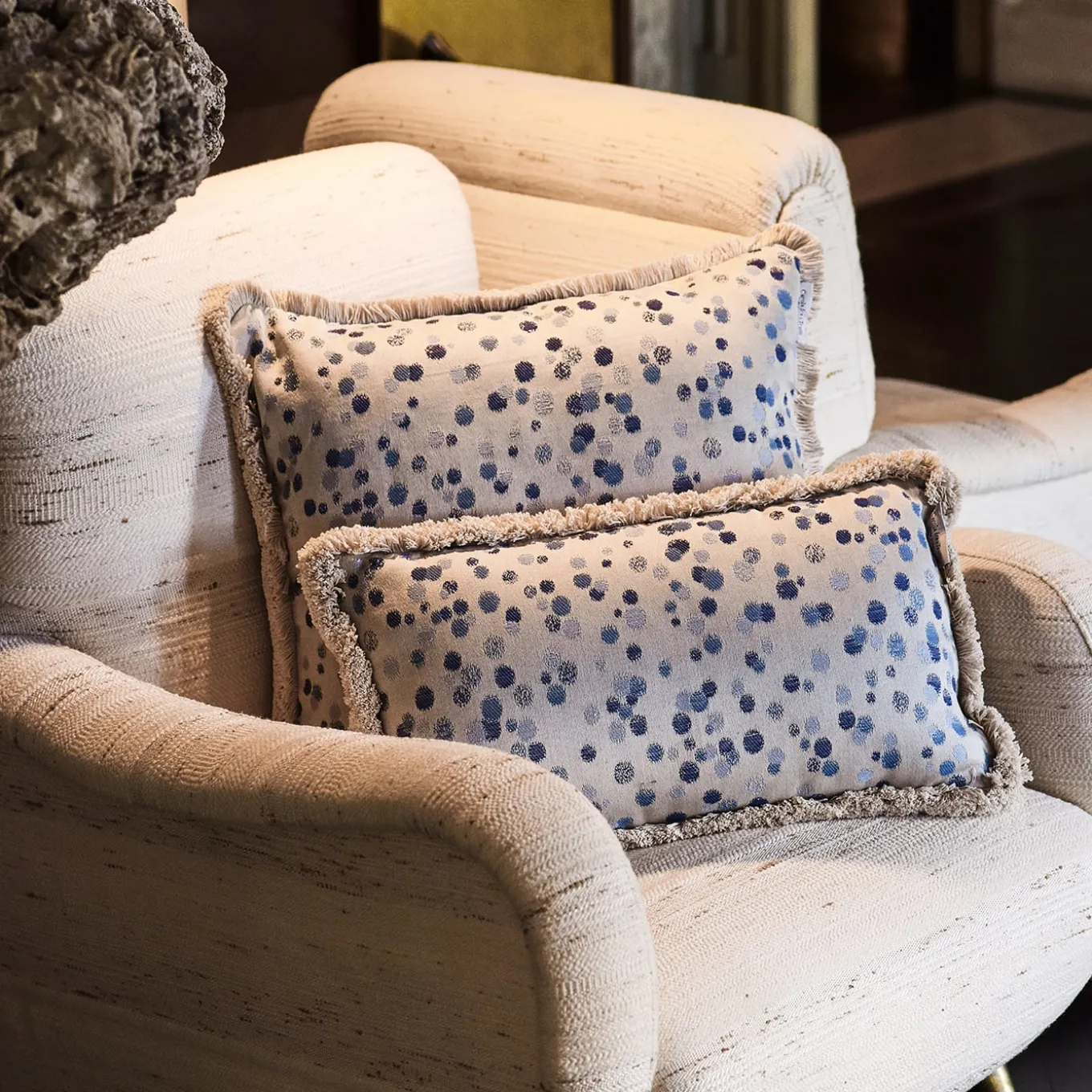 Cuscino grande con frange celesti e blu