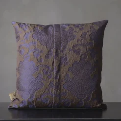 Cuscino quadrato in flanella floreale viola jacquard