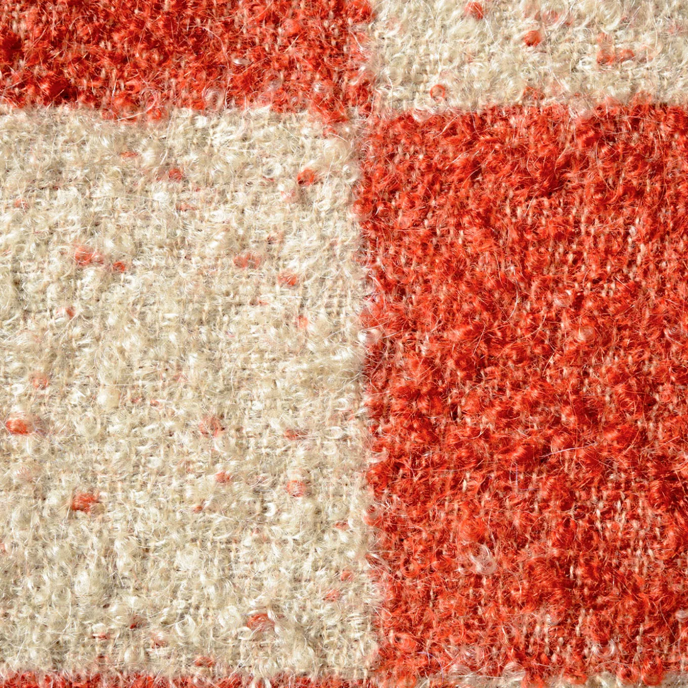 Cuscino quadrato Ronce a scacchi arancione e beige in mohair