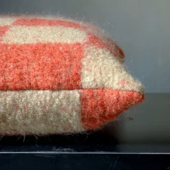 Cuscino quadrato Ronce a scacchi arancione e beige in mohair