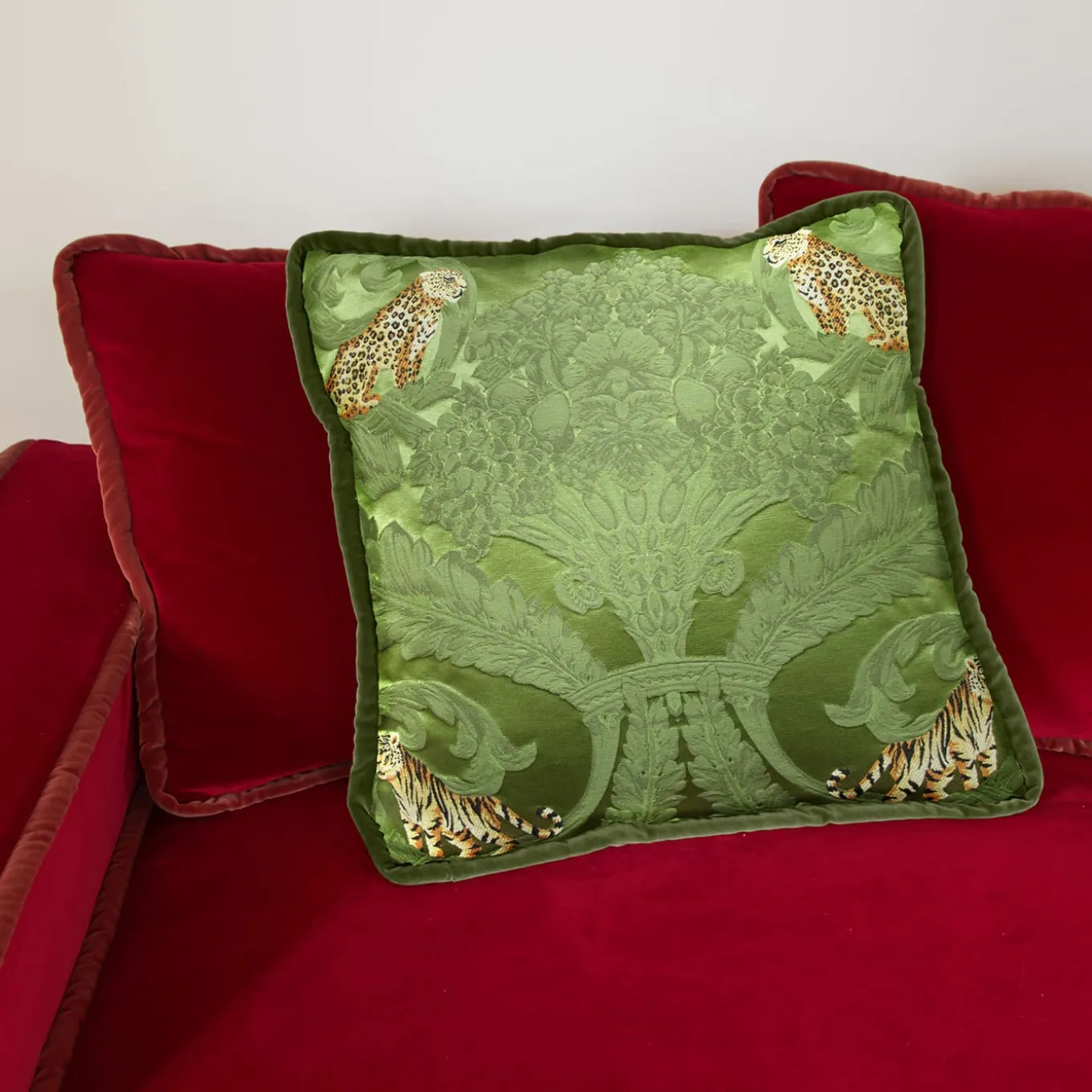Cuscino reversibile in seta Jungle e velluto verde muschio