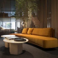 Divano Harlem Curvo in tessuto arancione con cuscini