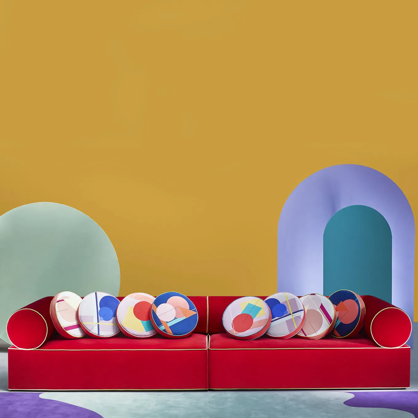 Divano in tessuto rosso e giallo Graphius di Giuseppe Dicecca