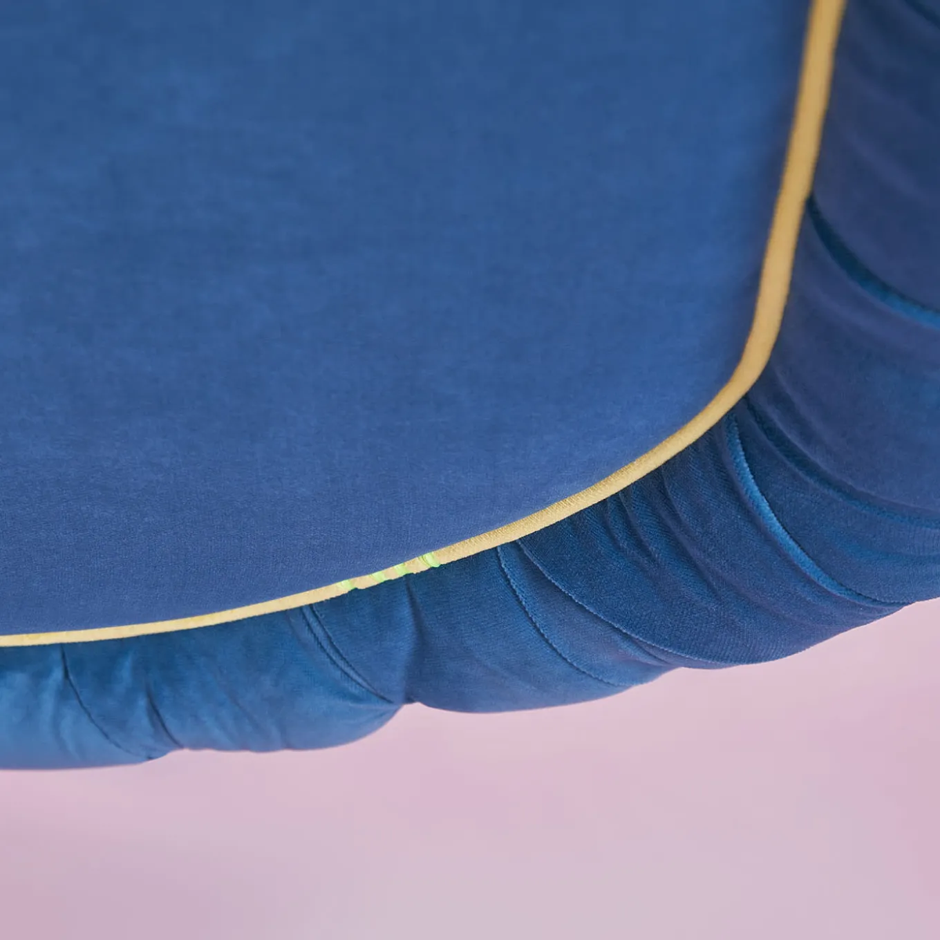 Divano Misstake in tessuto blu con bottoni di Giuseppe Dicecca