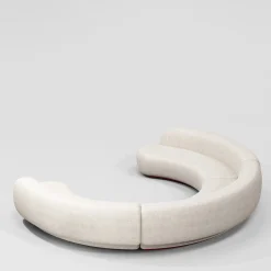 Divano modulare Yamata Curved Pearl Bush bouclé e legno lucido bordeaux di Artefatto Design Studio