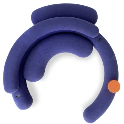 Divano Nefelibata blu di Stormo Studio