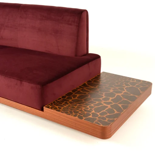 Divano Wild Side Curved Red Wine con tavolo di Lorenza Bozzoli