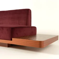 Divano Wild Side Curved Red Wine con tavolo di Lorenza Bozzoli