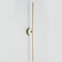 Essential Grand Stick Applique da parete in ottone satinato e alabastro