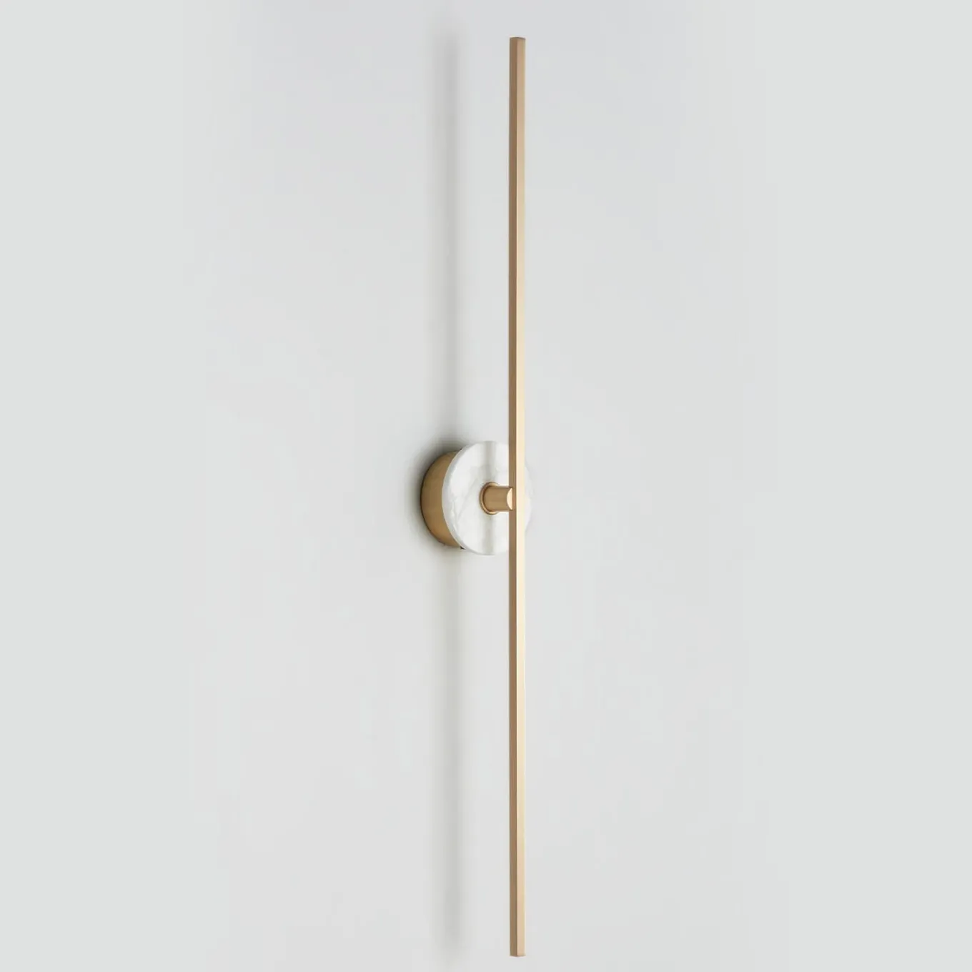 Essential Grand Stick Applique da parete in ottone satinato e alabastro
