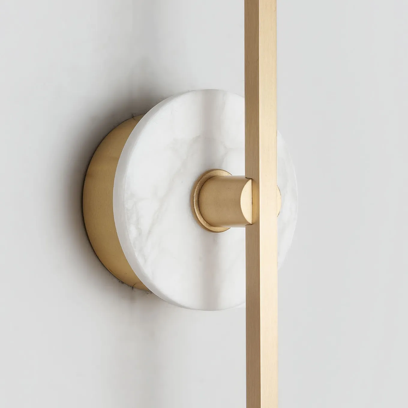 Essential Grand Stick Applique da parete in ottone satinato e alabastro
