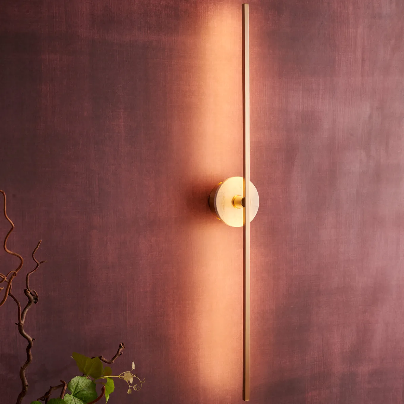 Essential Grand Stick Applique da parete in ottone satinato e alabastro