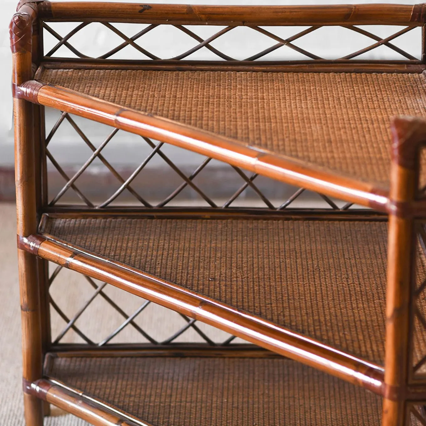 Etagère Angolare in Vimini e Bambù