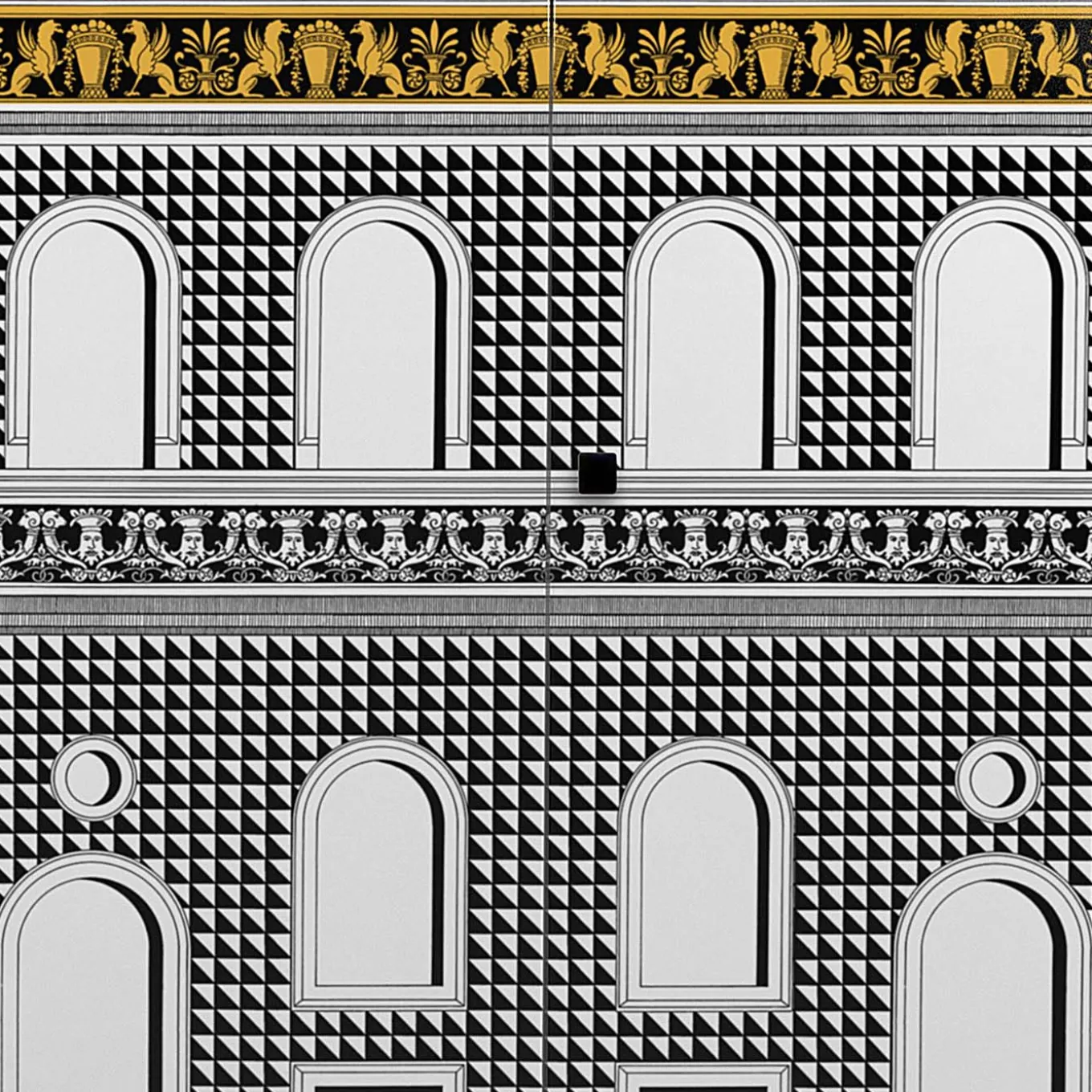 Facciata Quattrocentesca Rialzata Piccolo Armadietto #1