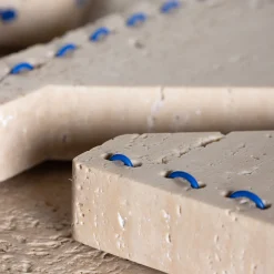 Fermalibri Lulù in Travertino con inserti in filo PVC blu