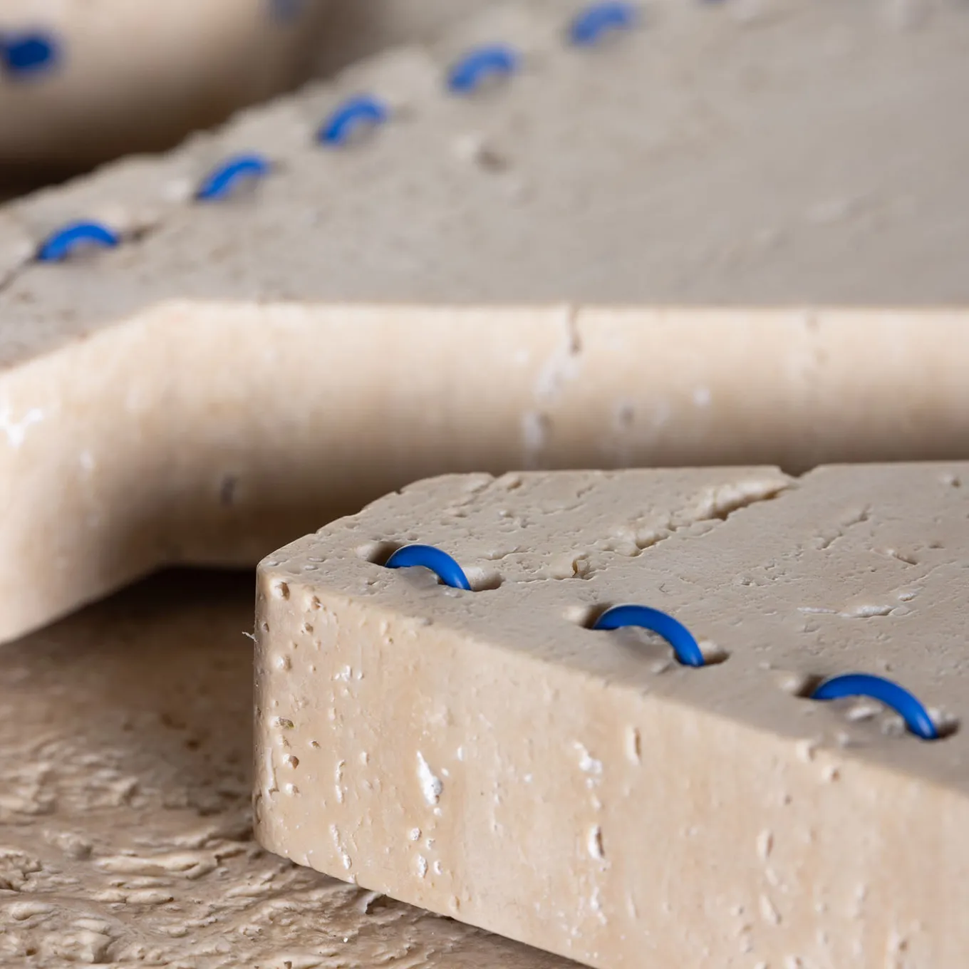 Fermalibri Lulù in Travertino con inserti in filo PVC blu