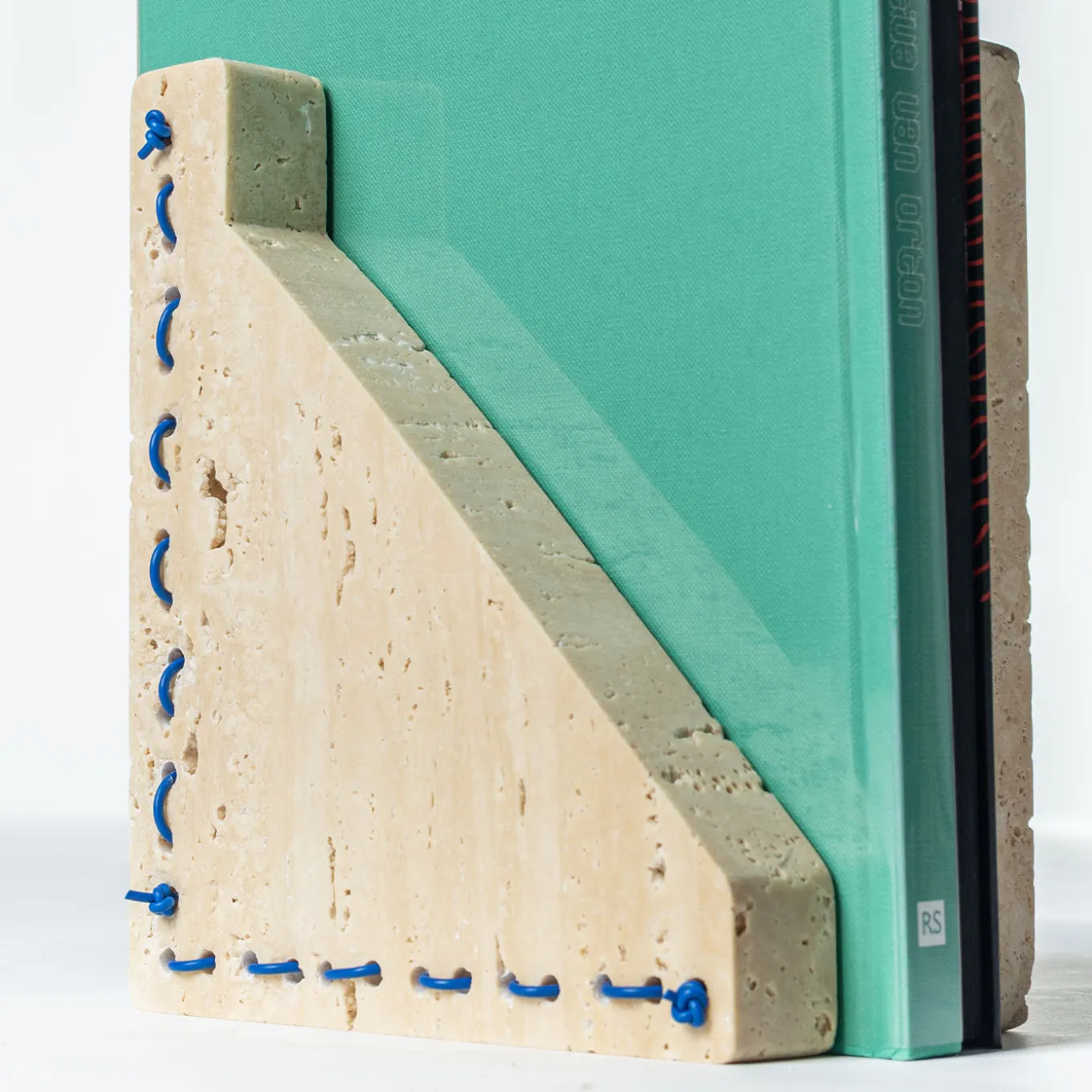 Fermalibri Lulù in Travertino con inserti in filo PVC blu