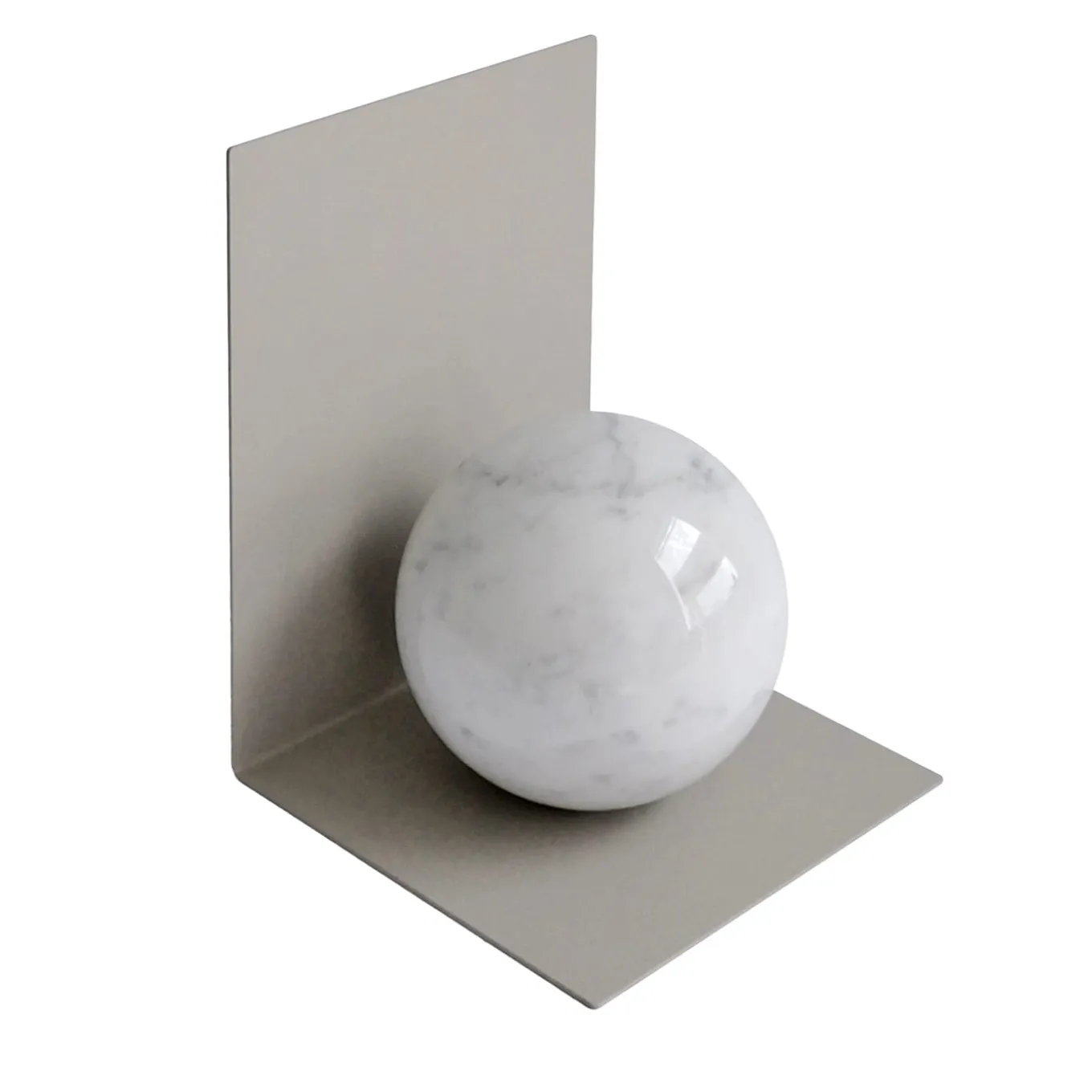 Fermalibro in marmo bianco di Carrara con sfera