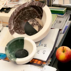 Grande ciotola in marmo multicolore Gae di Arthur Arbesser