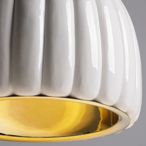Lampada a sospensione in ceramica bianca smerlata