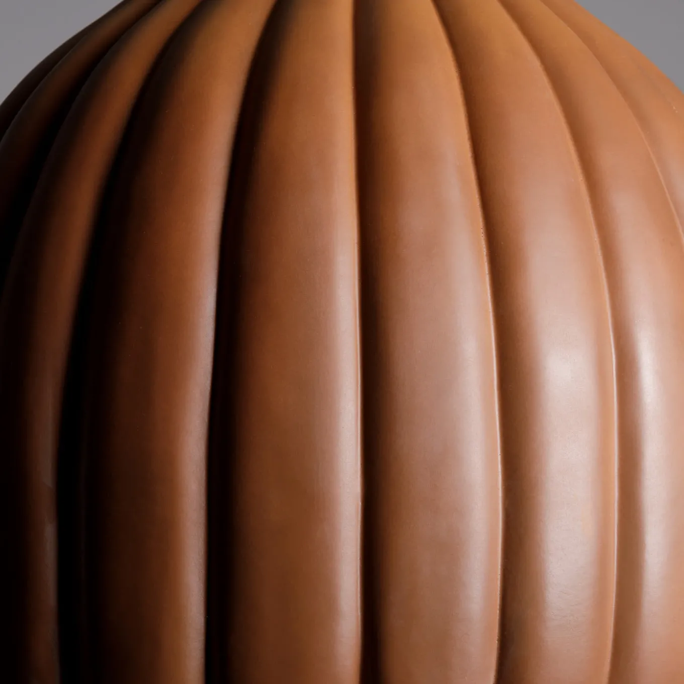 Lampada a sospensione smerlata in ceramica marrone