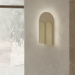 Lampada da parete Bifora Beige Lecce Limestone & Brushed Brass di Apospersano
