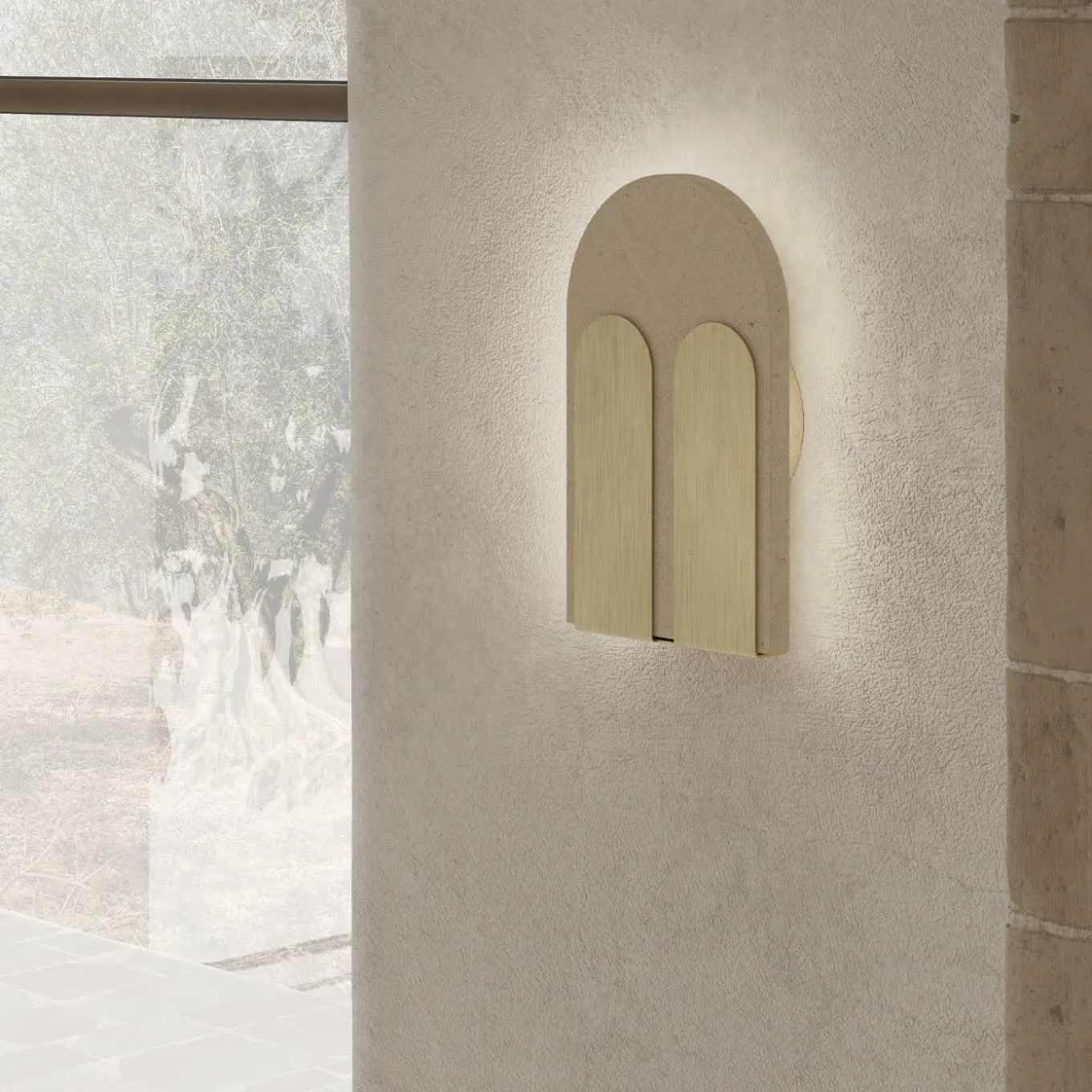 Lampada da parete Bifora Beige Lecce Limestone & Brushed Brass di Apospersano