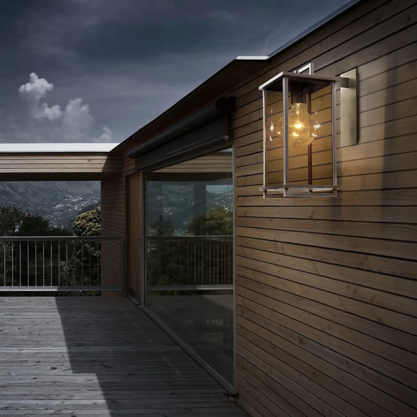 Lampada da parete Ikon in ottone e teak