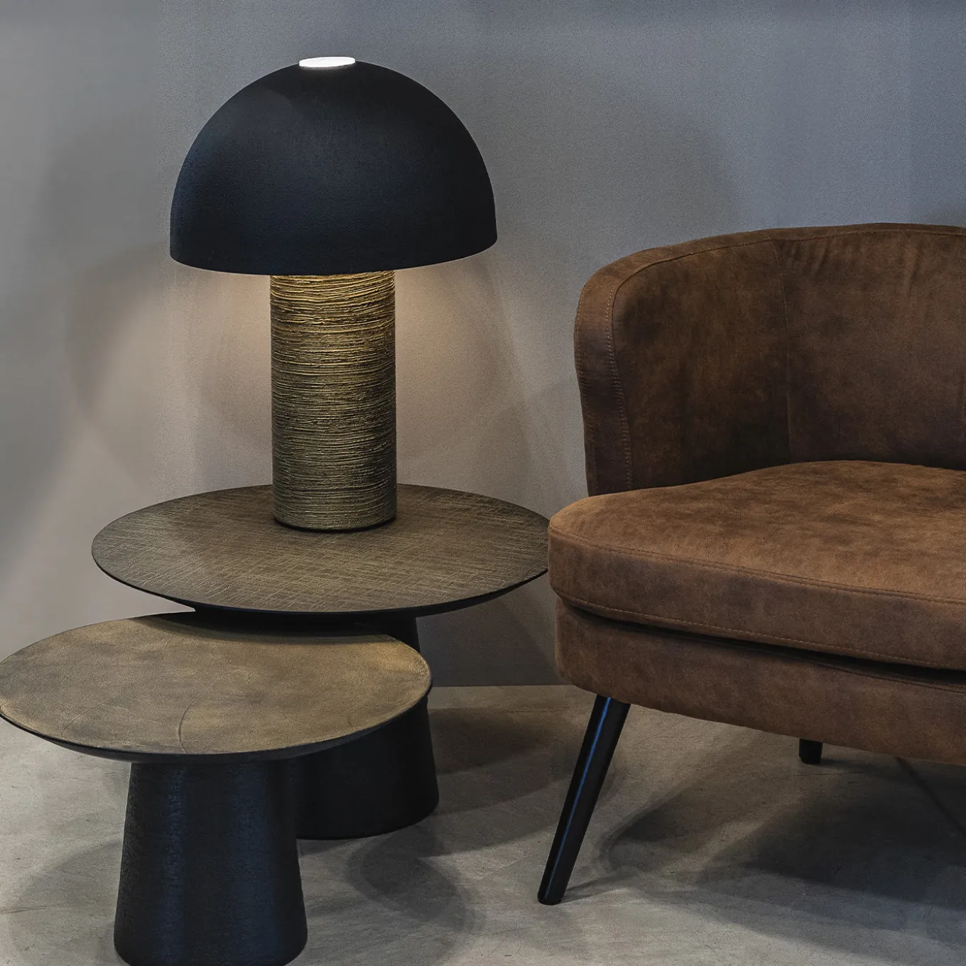 Lampada da tavolo Fungo in metallo nero e resina spazzolata bronzo