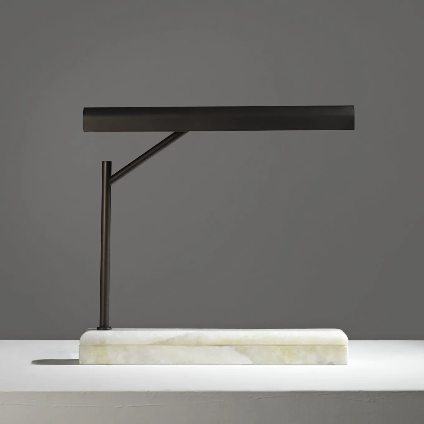 Lampada da tavolo in giada brunita e onice