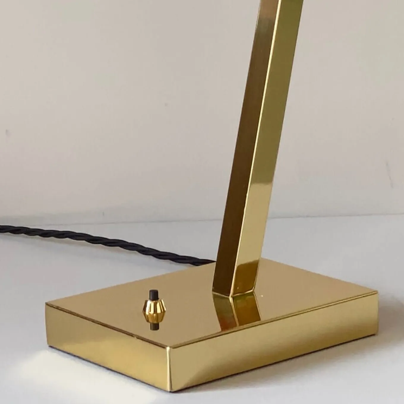 Lampada da tavolo "Offset" in ottone lucido