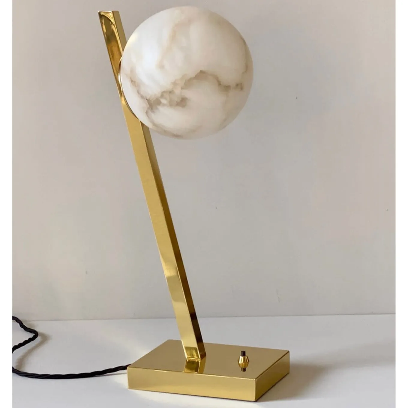 Lampada da tavolo "Offset" in ottone lucido